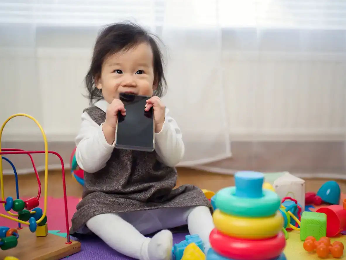 baby girl hold a smart phone