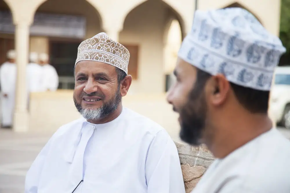 Menn som snakker utenfor og ser vennlige ut, Nizwa, Oman