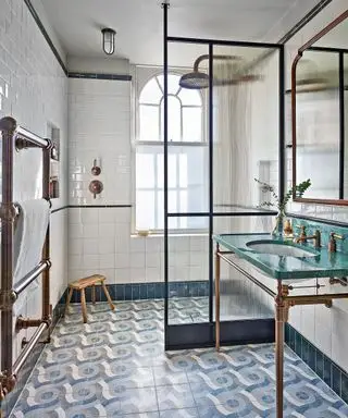 Idées de petites pièces humides avec carrelage à motifs et écran en verre