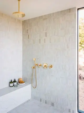 Bagno con doccia con piastrelle strutturate