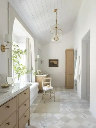bagno beige con pavimento in marmo