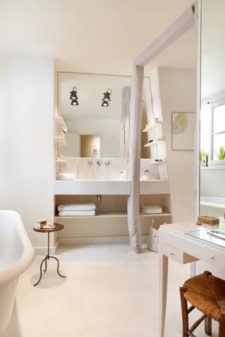 Bagno rustico beige con travi a vista
