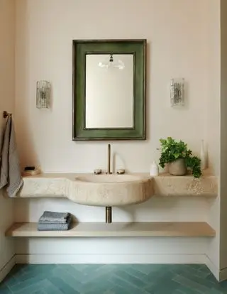 bagno beige con accenti verdi