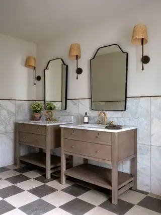 Bagno beige con doppio bagno e consolle in legno