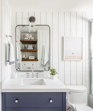 Conception de salle de bain avec panneaux à feuillures blancs par