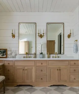 Salle de bains de ferme avec panneaux à feuillures blancs