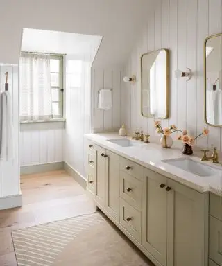 Salle de bain neutre avec panneaux à feuillures
