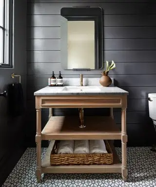Salle de bain avec boiseries noires et vanité en bois