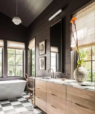 Salle de bain avec lambris marron et vanité en bois