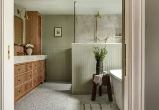 Salle de bain vert sauge avec panneaux à feuillures par Jessica Nelson Interiors, photo Cass photo