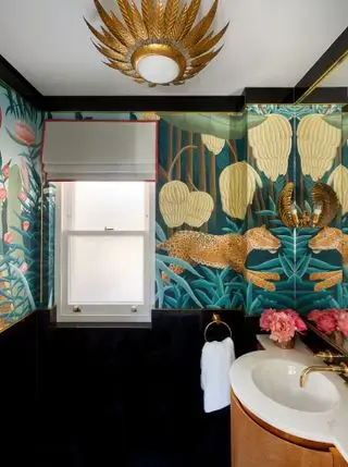Hermoso tocador con papel tapiz colorido y estampado con un diseño impresionante y accesorios dorados