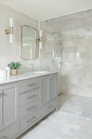 baño alicatado con tocador gris