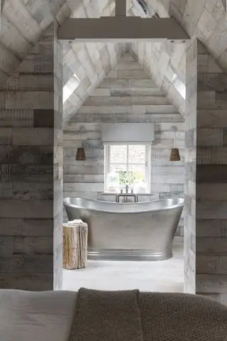 baño plateado en baño revestido de madera