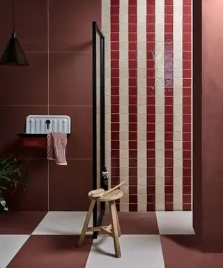 Piastrelle effetto gesso per un bagno materico