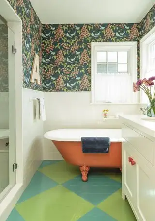 farverigt badeværelse med skakternet gulv og orange badekar af Alison Kandler Interior Design