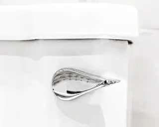 トイレのタンクと水洗トイレ