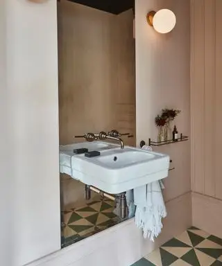 idées de salle de bains étroites, petite salle de bains avec grand miroir, petit lavabo, carrelage à motifs, murs blush