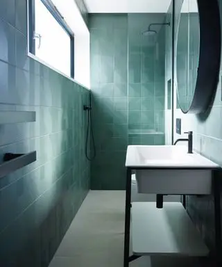 idées de salle de bain étroites, salle de bain verte, douche à l'italienne, vasque, miroir,