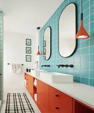 idées de salle de bains étroites, salle de bains turquoise et rouge avec deux vasques, miroirs et robinets, œuvres d'art, tapis