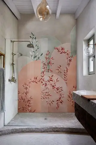カラフルな防水壁紙を備えたシャワー