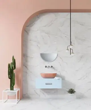 Baldosas y suelos efecto mármol junto a una pared de color melocotón y un cactus verde