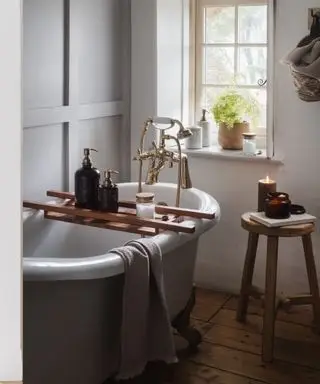 Petite salle de bain en bois et pont de bain en bois de manguier Nkuku Sukha