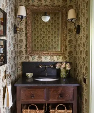 Salle de bain avec papier peint imprimé en bloc