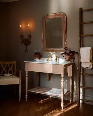 Salle de bain avec lavabo en bois de style vintage