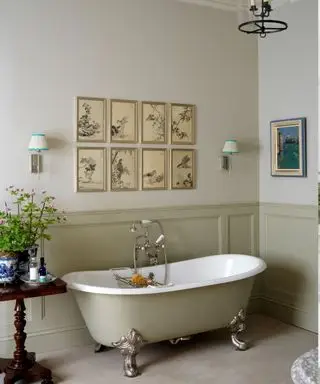 Salle de bain neutre avec lambris et baignoire sur pieds