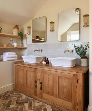 Salle de bain avec lavabos montés sur un socle de commode en pin vintage