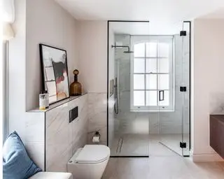 En master en-suite badeværelse med bruseniche og vinduessæde