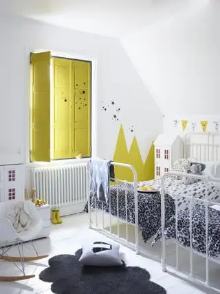 פופ של צהוב על תריסים בלבן רעיונות לחדר שינה משותף עם שמיכות מנומרות ועיצוב שחור ולבן.