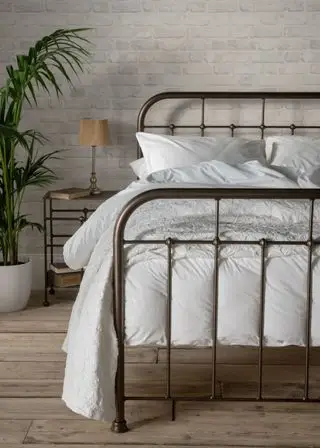 Wrought Iron & Brass Bed CoのPeriod Livingコレクションのヘンリーアイアンベッド