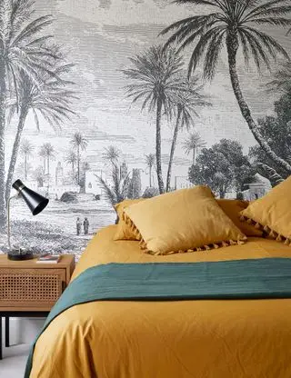 Cama moderna com mural preto e branco