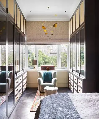 Ideen für kleine Zimmerbetten mit Ankleidezimmer und Spiegelschränken