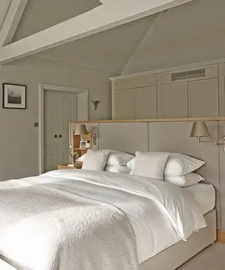 Ideen für kleine Zimmerbetten mit Mittelbett und Kleiderschränken