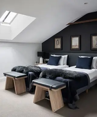 Ideen für kleine Zimmerbetten mit zwei Einzelbetten und blauer Wand