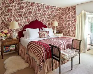 Idee di colore rosso per la camera da letto con carta da parati floreale