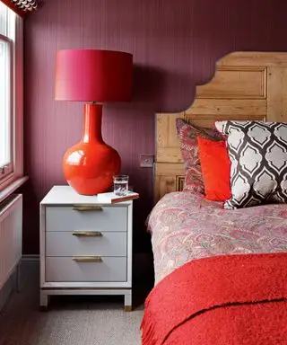Idee per una cameretta piccola con una grande lampada e pareti rosse