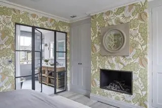 Papel pintado para dormitorio principal pequeño y baño en suite.