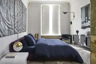 Dormitorio de lujo con iluminación llamativa