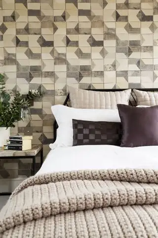 Idea de pared de dormitorio con papel tapiz de azulejos
