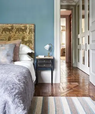 Idéias para quarto principal com tapete e parede azul