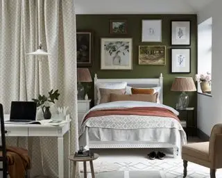 Dormitorio verde con espacio de oficina dividido por cortina. Neptuno