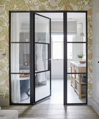 Puertas crittall que dividen un dormitorio y un baño por Sims Hilditch