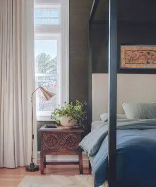 Modrá šedá ložnice se čtyřmi plakáty