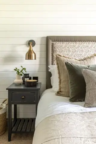 Un schéma neutre avec une applique montrant comment agrandir une petite chambre.