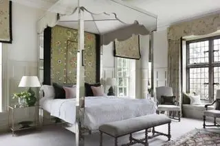 Chambre avec lit double à baldaquin recouvert de miroirs