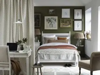 Exemple de comment agrandir une petite chambre en la divisant avec des rideaux, dans un design Neptune vert olive.