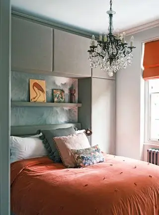 petite chambre avec rangements sans poignées au dessus du lit